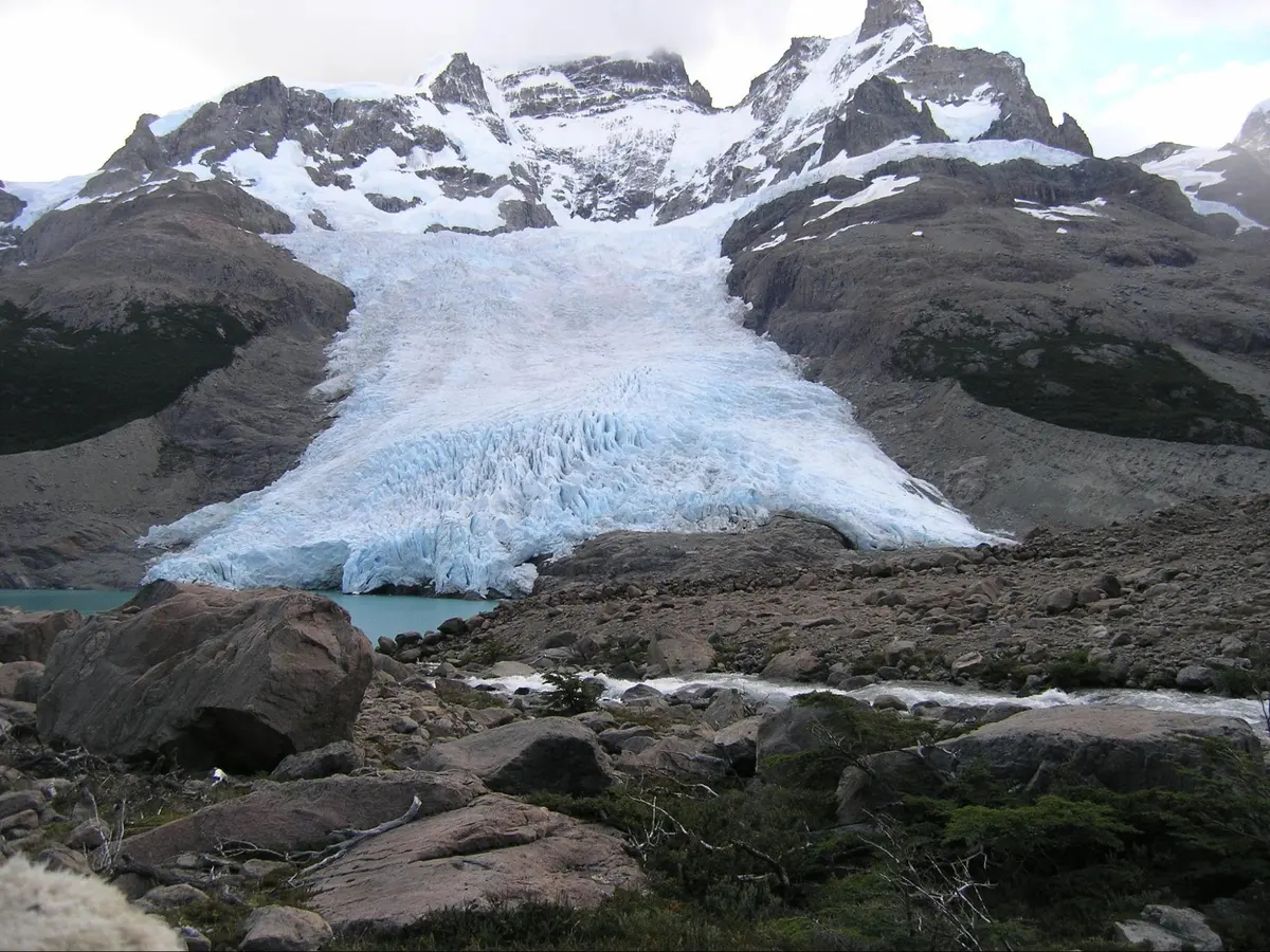 A hanging glacier on the way to Cristina