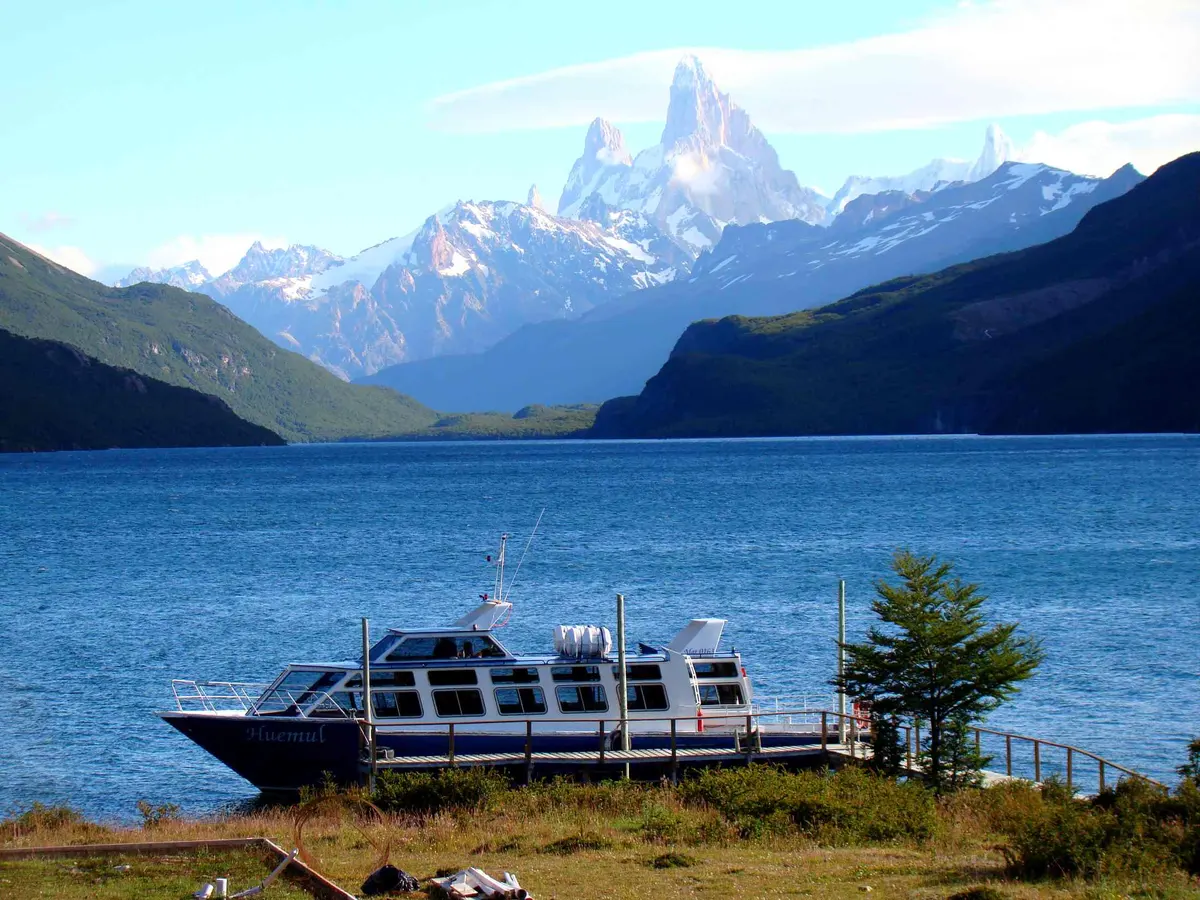 A boat on the shore of Lago del Desierto